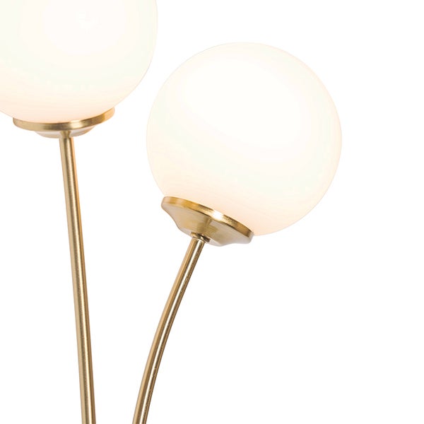 Detail einer Stehlampe mit runden Lampenschirmen aus Glas und goldenem Gestell.