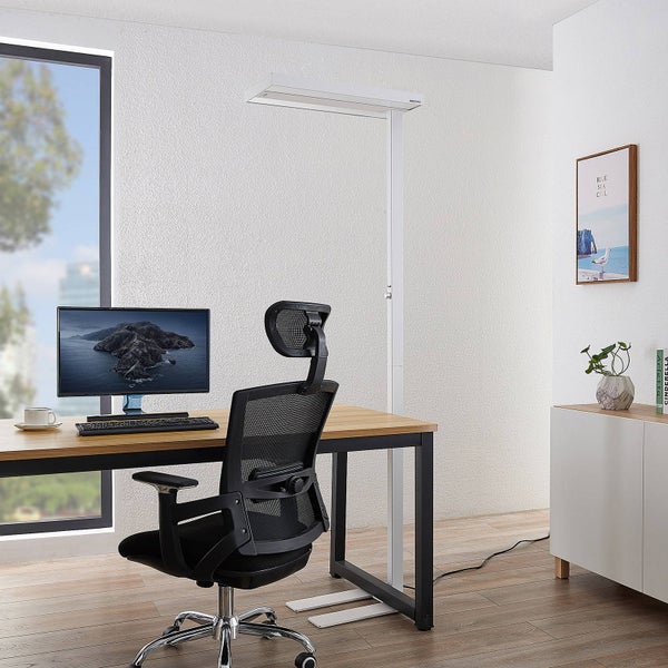 Moderne LED-Büro-Stehleuchte an einem hellen Arbeitsplatz mit Holzschreibtisch, ergonomischem Bürostuhl und Fenster.