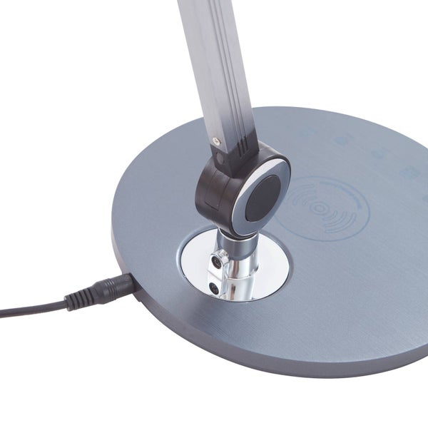 Detailansicht der Ecke eines gewebten Teppichs mit strukturierter Oberfläche und Quasten am Rand.