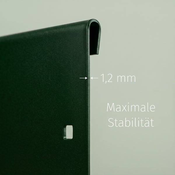 Detailansicht eines Metall-Steckzaunelements mit einer Materialstärke von 1,2 Millimeter für maximale Stabilität.