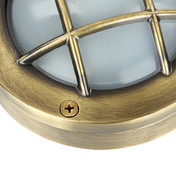 Detailansicht einer runden Schiffslampe mit Schutzgitter