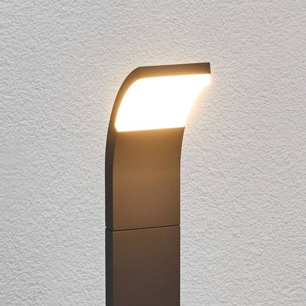 Moderne LED Außen-Wegleuchte in Anthrazit mit gebogenem Kopf und integriertem LED-Panel.