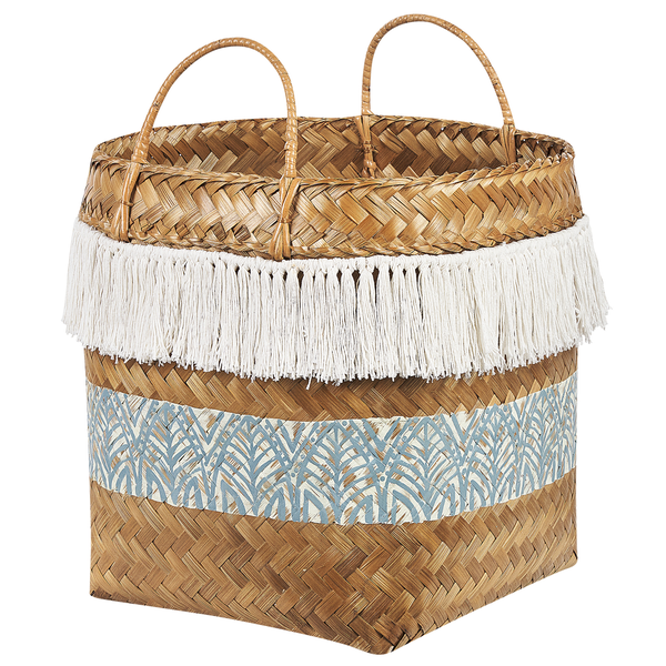 Dekorativer Korb aus geflochtenem Material mit Griffen und Fransen