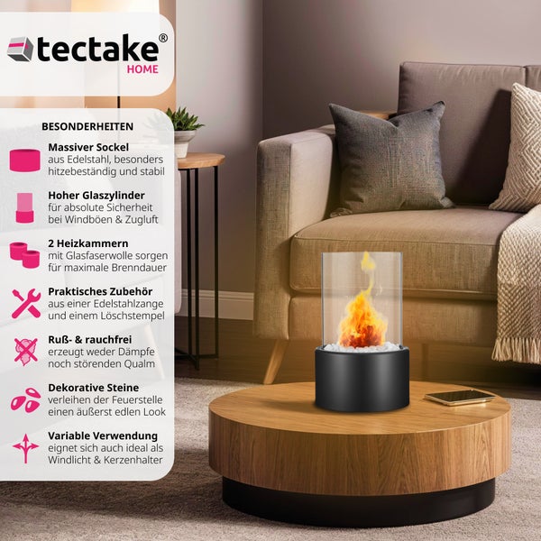 Tischkamin mit Glaszylinder auf einem Holztisch im Wohnzimmer