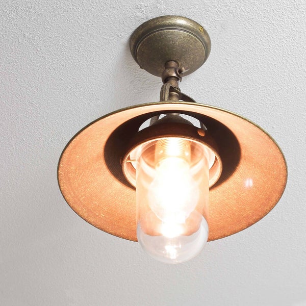 Deckenleuchte mit Schirm und Glühbirne