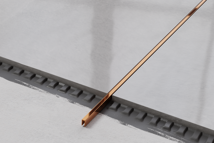 Bodenebene Dusche mit Duschrinne und Metalleinfassung