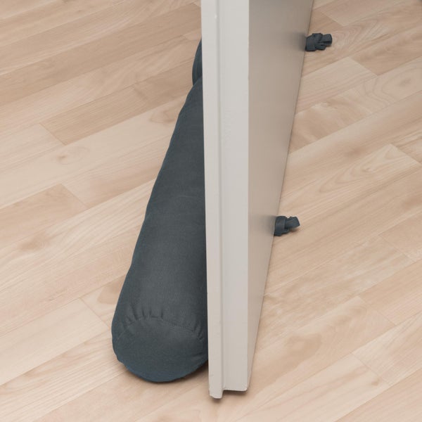 Zugluftstopper vor einer Tür auf dem Boden