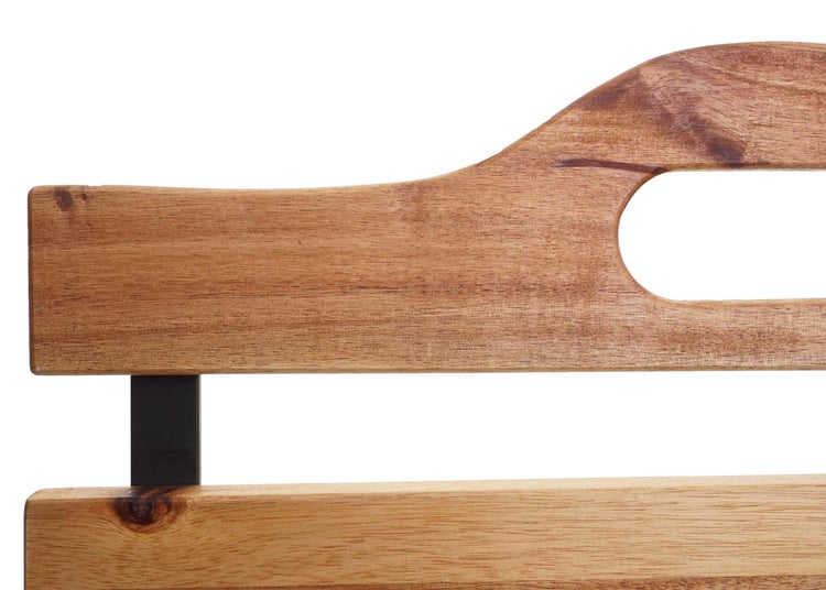 Detailansicht einer Holzbank mit Griffmulde