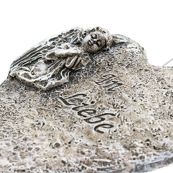 Herzförmiger Grabschmuck mit Engel und dem Wort Liebe
