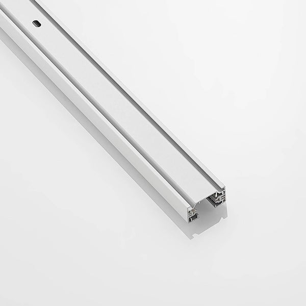 Weiße Gardinenschiene aus Aluminium mit sichtbarem Profilquerschnitt und Montageloch.