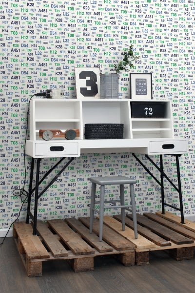 Schreibtisch mit Regalen, Ablagen und grauem Hocker auf Holzpaletten