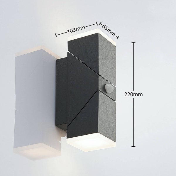 Moderne Außenwandleuchte mit Bewegungsmelder, Höhe 220 Millimeter, Breite 65 Millimeter, Tiefe 103 Millimeter.