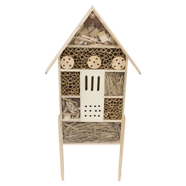 Stehendes Insektenhotel aus Holz und Naturmaterialien mit verschiedenen Fächern und Spitzdach.
