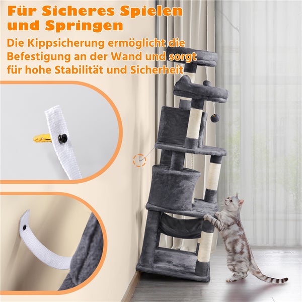 Grauer Kratzbaum mit mehreren Ebenen, Sisalstämmen und Kippsicherung zur Wandbefestigung neben einer Katze.