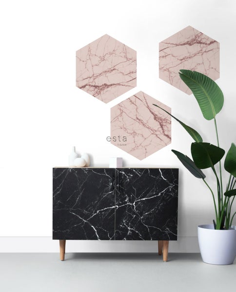 Szene mit einem Sideboard, Wanddekorationen und einer Zimmerpflanze.