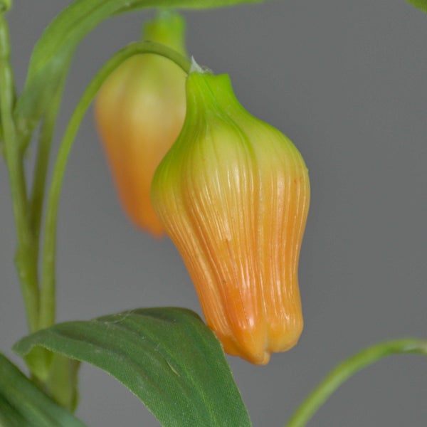 Künstliche Sandersonia Blume mit gelb-orangefarbenen Glockenblüten und grünen Blättern aus Textil.