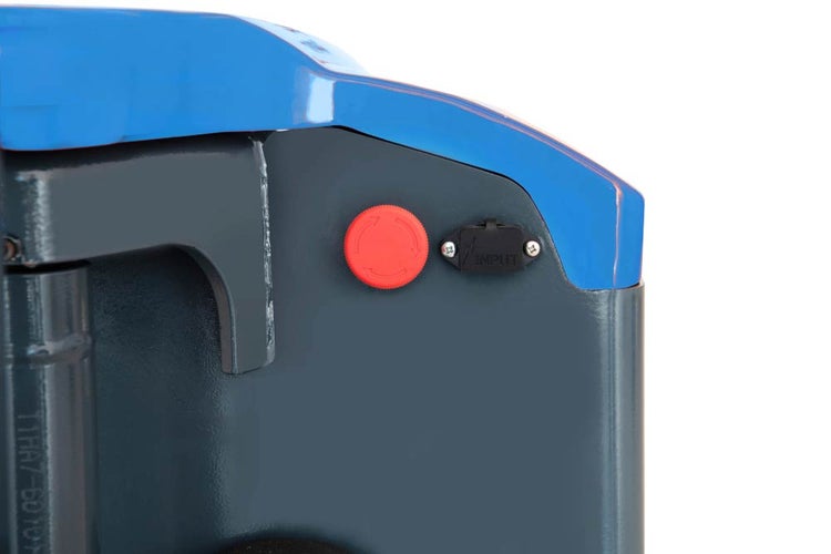 Detailansicht des Bedienfelds eines Elektro-Hubwagens mit Not-Aus-Schalter und Ladeanschluss.