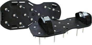 Nagelschuhe für Estrich und Rasenlüftung aus Kunststoff mit Metallnägeln und verstellbaren Riemen.