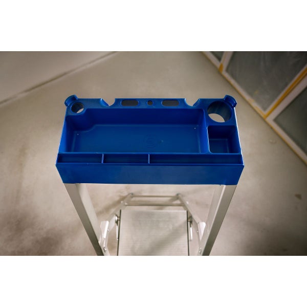 Aufnahme einer Leiter mit blauer Ablageschale von oben