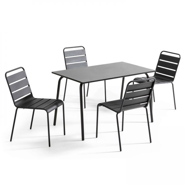 Gartenmöbel-Set aus Metall bestehend aus einem rechteckigen Tisch und vier Stühlen mit Sitzflächen und Rückenlehnen in Latten-Optik.