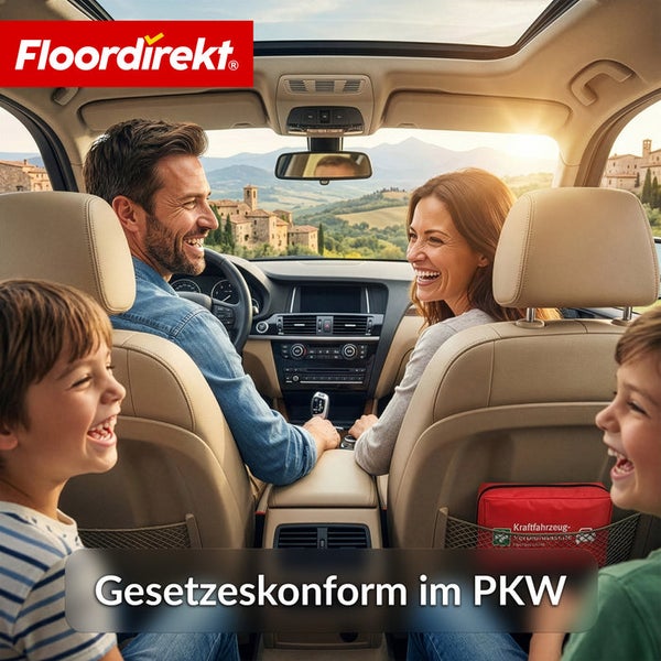 Eine Familie in einem hellen Auto mit einer Erste-Hilfe-Tasche im Sitznetz. Floordirekt Logo.