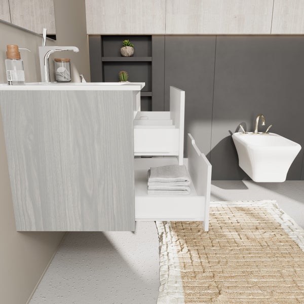 Modernes Badezimmer mit Waschtischunterschrank aus Holzoptik, offene Schubladen mit Handtüchern, Wand-Bidet und dekorativem Badteppich.