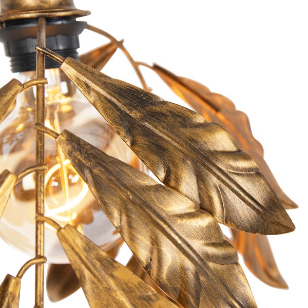 Nahaufnahme einer Leuchte mit dekorativen Blättern und Glühbirne