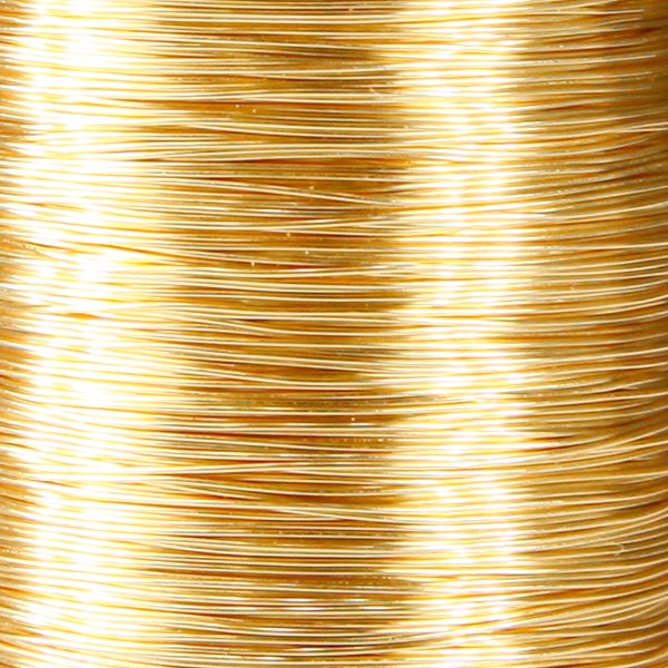 Goldfarbener Basteldraht auf einer Spule gewickelt.