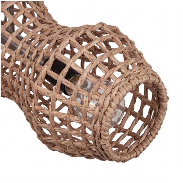 Lampenschirm aus Papiergeflecht mit sichtbarem Leuchtmittel in einer Nahaufnahme.