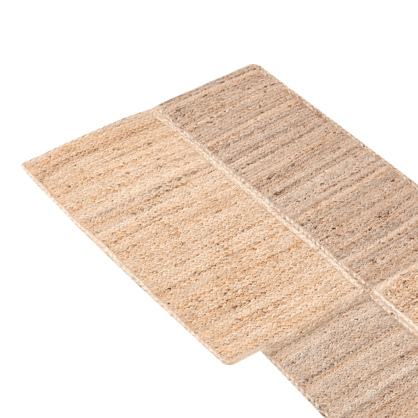 Handgewebter Jute-Teppichläufer in Naturtönen mit geflochtener Struktur.