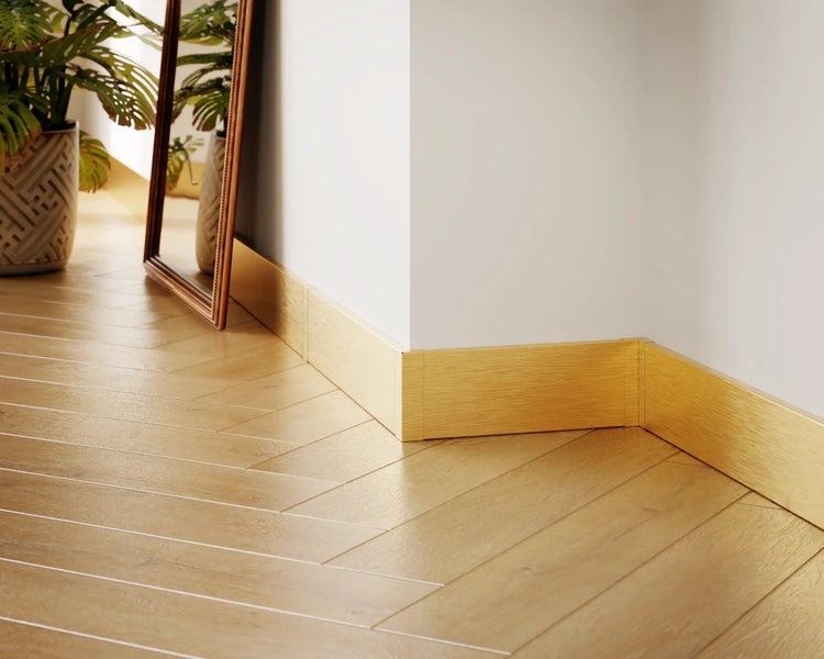 Szene mit Sockelleisten und verlegtem Parkettboden.