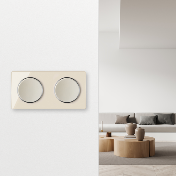 Doppel Lichtschalter mit rundem Design auf einer Wand in einem modernen Wohnzimmer mit Sofa und Holztischen.