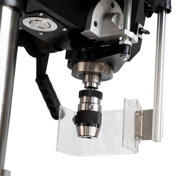 Detailaufnahme einer Ständerbohrmaschine mit Bohrfutter und transparentem Schutz