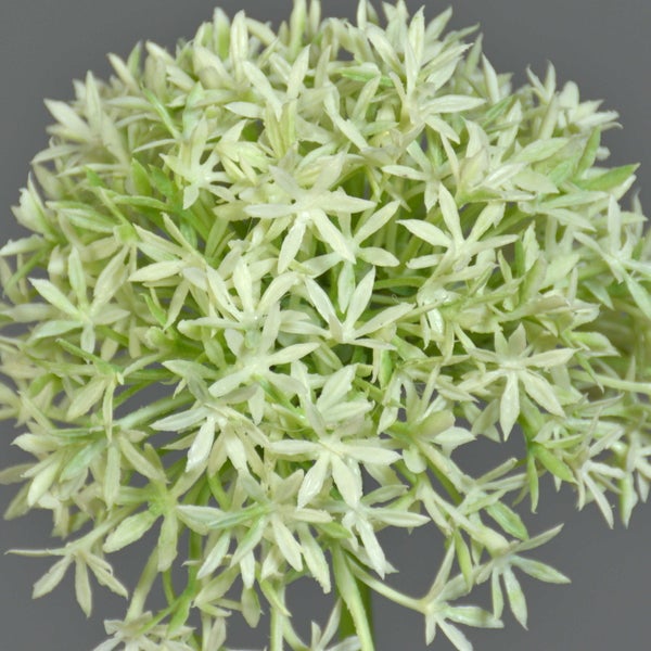 Nahaufnahme einer künstlichen Hortensie aus Textilmaterial mit Blättern.