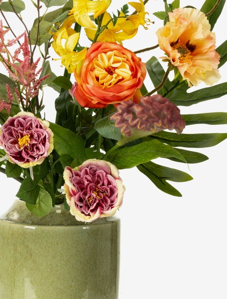 Künstliche Monstera-Ranke mit grünen Kunststoffblättern für die Wanddekoration.