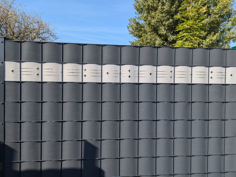 Sichtschutzzaun aus Kunststoff mit dekorativen Elementen für den Garten