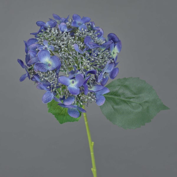 Künstliche Hortensie, blau-violett, mit Stiel und grünem Blatt.