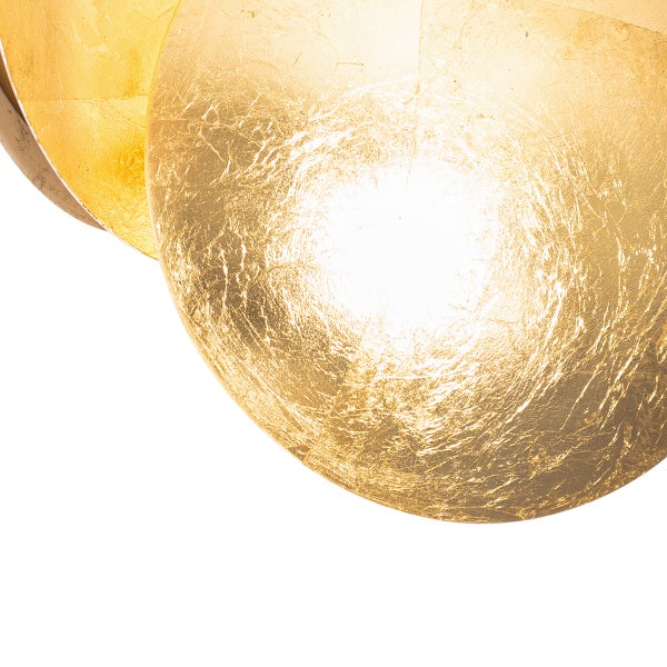 Detailaufnahme einer goldenen Dekorationskugel.