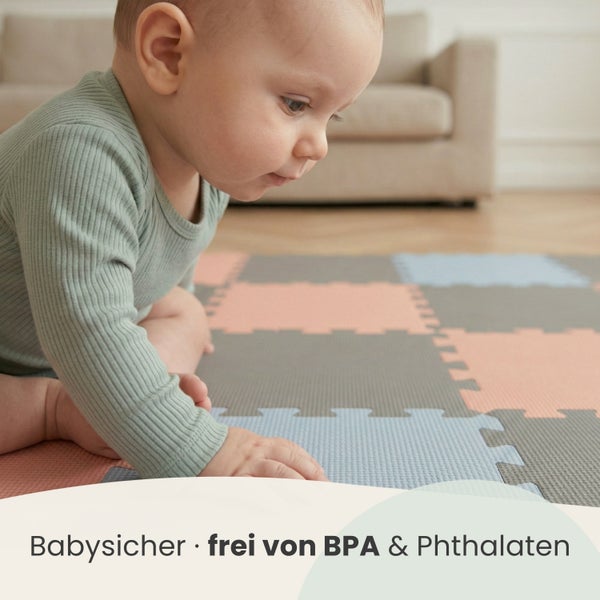 Baby auf bunter Puzzlematte aus Schaumstoff in einem hellen Zimmer. Die Spielmatte ist babysicher und frei von Bisphenol A und Phthalaten.