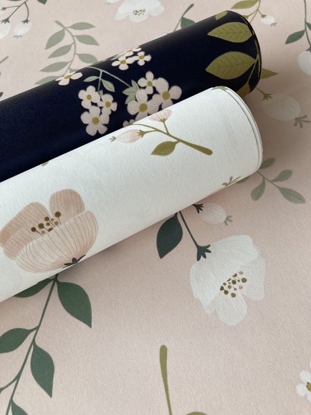 Rollen Vliestapete mit floralem Muster aus Blüten und Blättern.