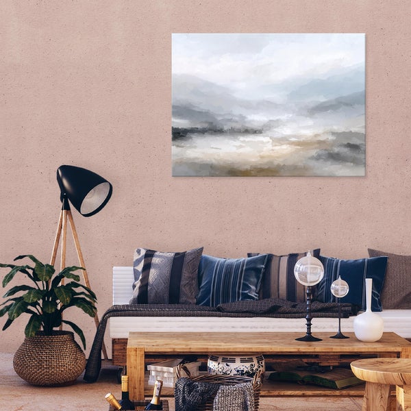 Sonnenuntergang über einem tropischen Strand mit Palmen und sanften Wellen