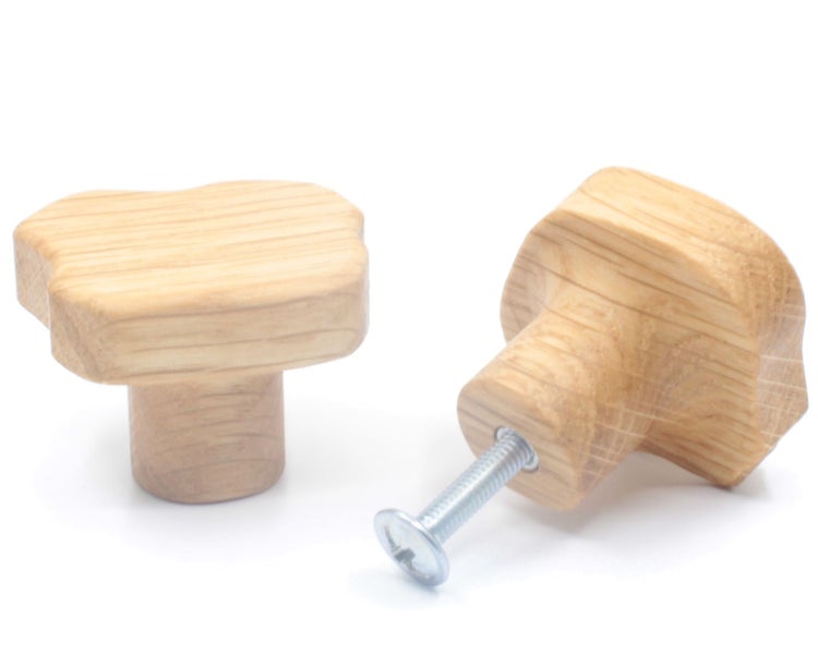 Zwei Möbelknöpfe aus Holz mit Schrauben