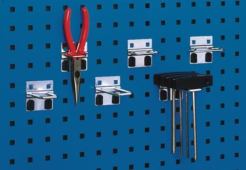 Lochplattenwand mit verschiedenen Werkzeughaltern und Werkzeugen