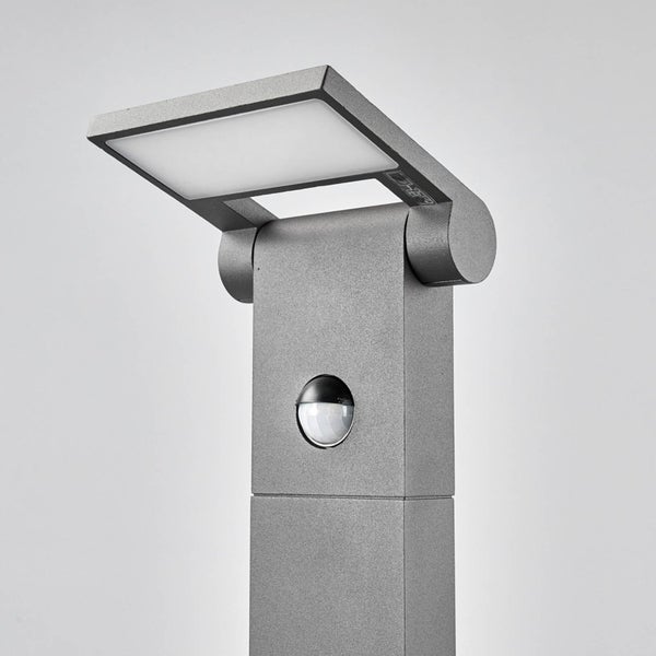 Moderne LED-Sockelleuchte für den Außenbereich mit integriertem Bewegungsmelder, rechteckige Form aus Metall.