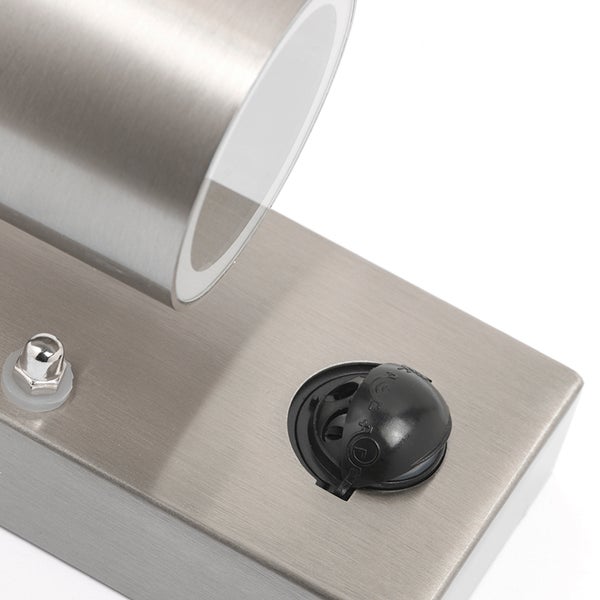 Detailansicht einer Außenwandleuchte aus gebürstetem Edelstahl mit integriertem schwarzem Bewegungsmelder auf der Montageplatte.