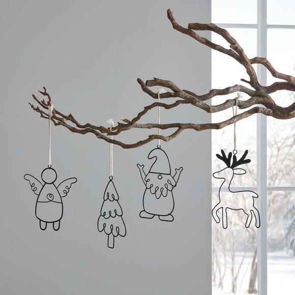 Dekoration mit Engel, Tannenbaum, Wichtel und Rentier an einem Ast