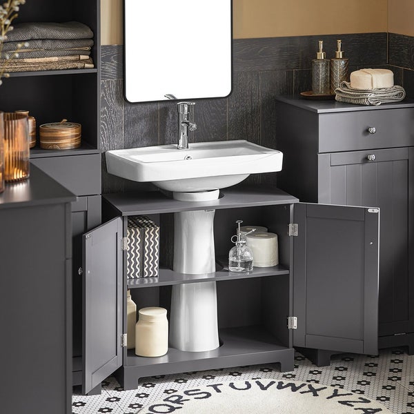 Badezimmer mit Waschtisch, Spiegel und Unterschrank