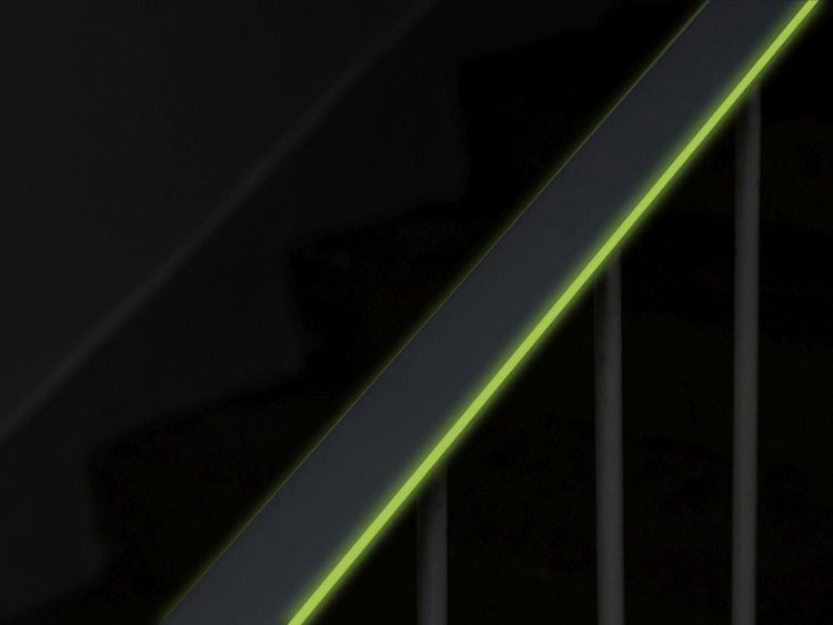 Selbstklebendes nachleuchtendes Antirutschband für Treppen auf einem Handlauf für bessere Sichtbarkeit und Sicherheit im Dunkeln.