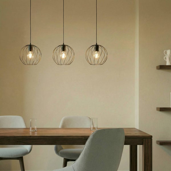 Esszimmer mit drei Pendelleuchten über einem Holztisch und Stühlen.