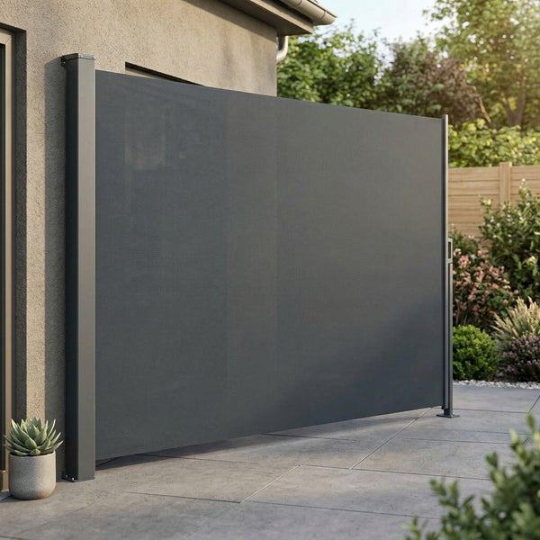 Ausziehbare Seitenmarkise als Sichtschutz und Windschutz auf einer Terrasse, an einer Hauswand montiert.